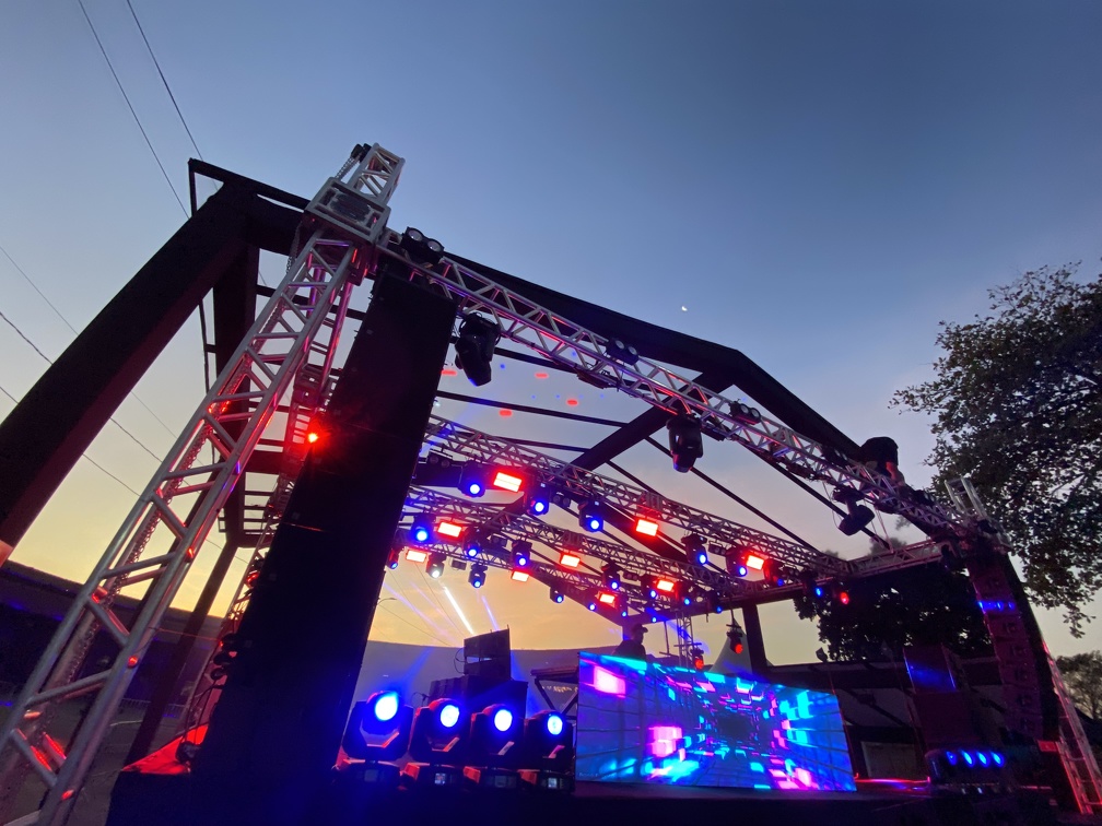 Outro cenário que certamente estará presente é o formado por luzes coloridas e estruturas gigantes