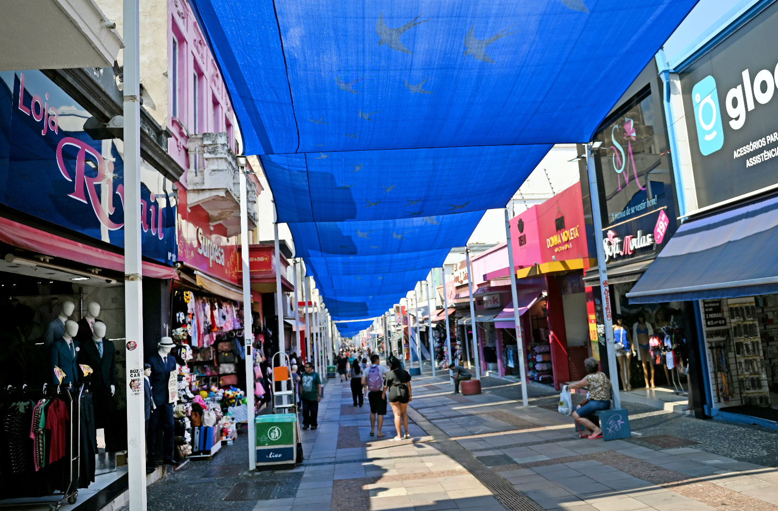 Bancos, pufs e lixeiras de concreto complementam a revitalização da rua comercial