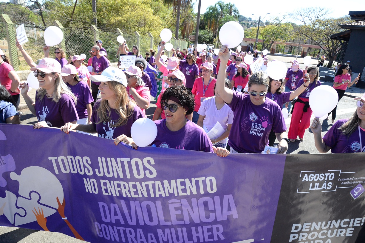 Caminhada reuniu dezenas de pessoas em favor da mobilização pelo fim da violência contra a mulher