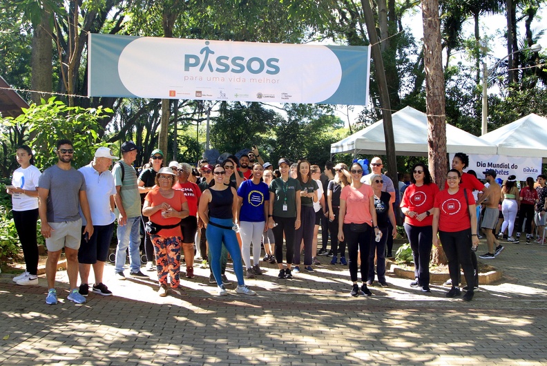 Caminhada reuniu famílias com crianças, jovens e pessoas da melhor idade