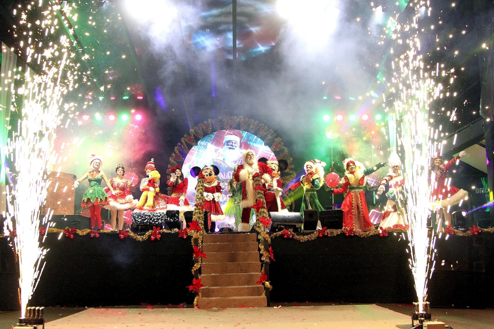 Papai Noel e personagens que encantaram o público no Jardim São Marcos