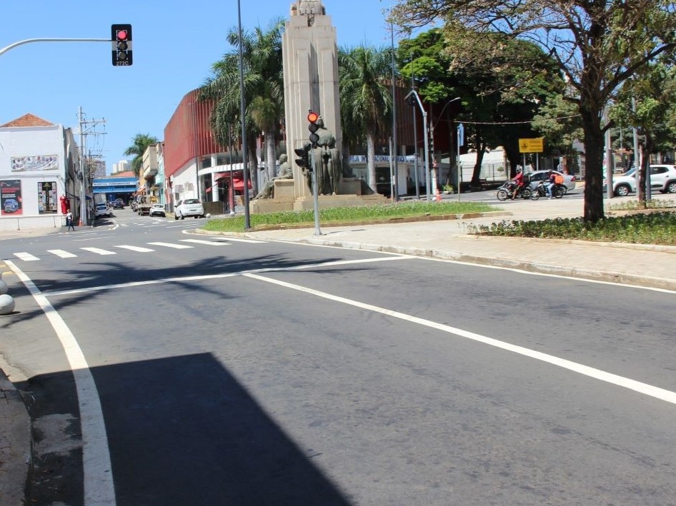 O tráfego continua liberado pelas faixas laterais da avenida Campos Sales 