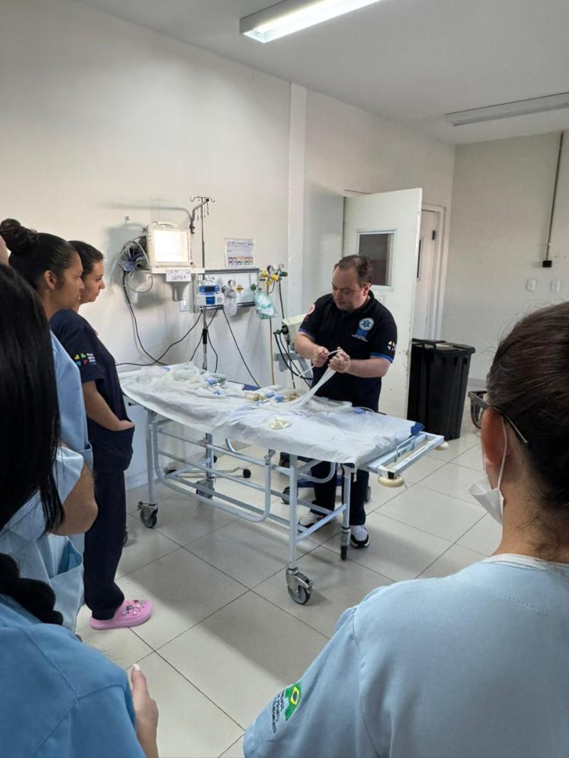 O médico Alexandre Nogueira Carvalho e o enfermeiro José Luiz Santana de Queiroz demonstraram as técnicas e as indicações dos procedimentos