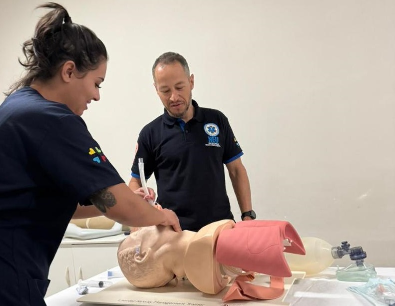 O treinamento é realizado em manequins anatômicos para ajudar na prática