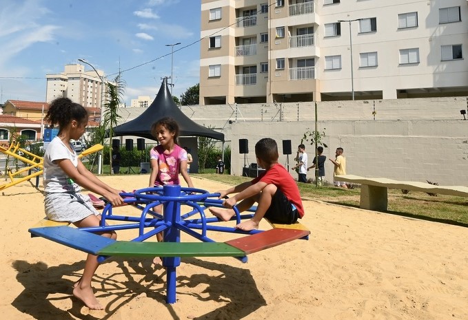 Crianças curtem a nova praça da Vila Industrial 