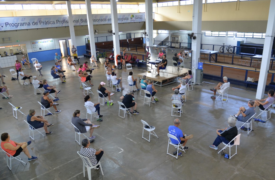 Aula de ginástica localizada no Centro de Vivência do Idoso