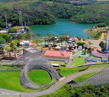 Parque possui mais de 40 atrações 