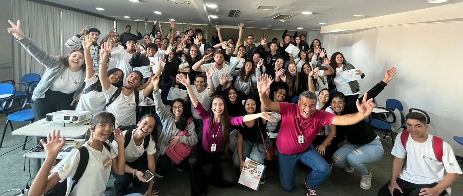 Participantes da turma 2 posam com seus certificados de participação 