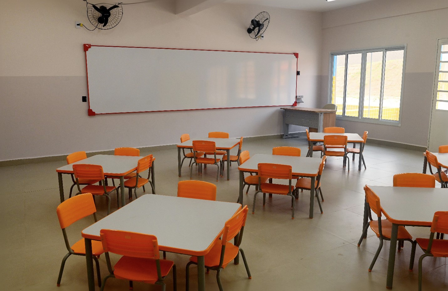 Há oito salas de aula, sala dos professores, refeitório, cozinha, banheiros adaptados, pátio coberto, área de lazer, entre outras dependências