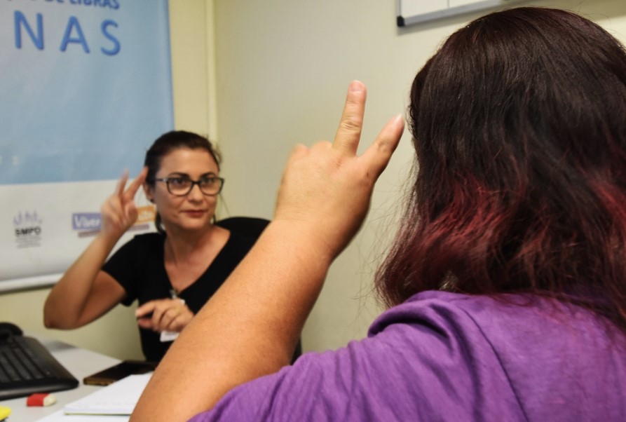 Presença do intérprete em entrevistas é fundamental para inclusão de surdos 