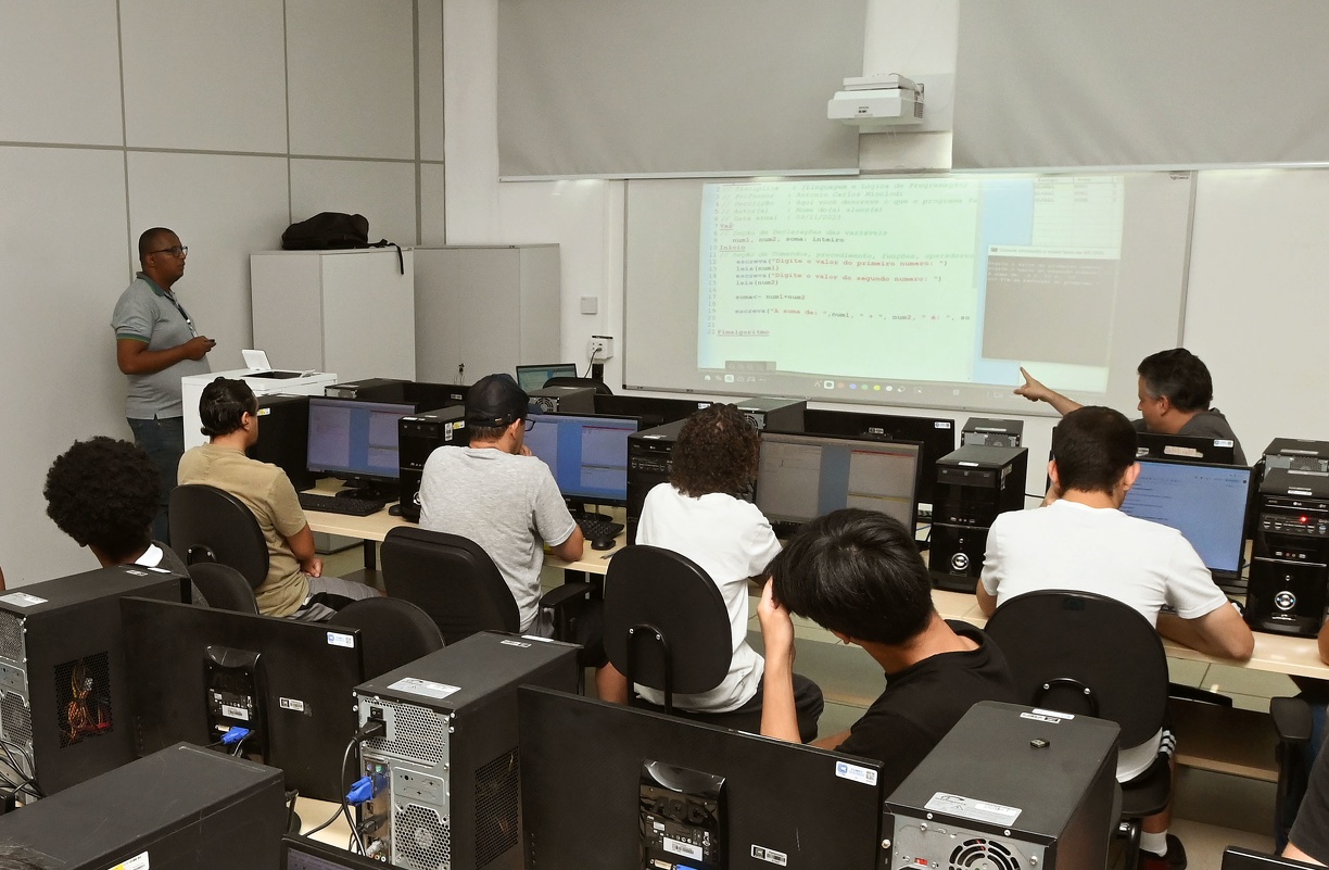 Aula de programação para alunos do Ceprocamp Tec 