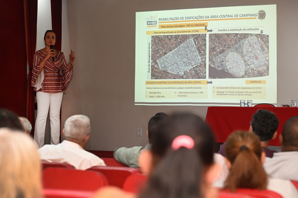 Secretária de Urbanismo, Carolina Baracat, apresenta o programa Nosso Centro em reunião do Orçamento Cidadão