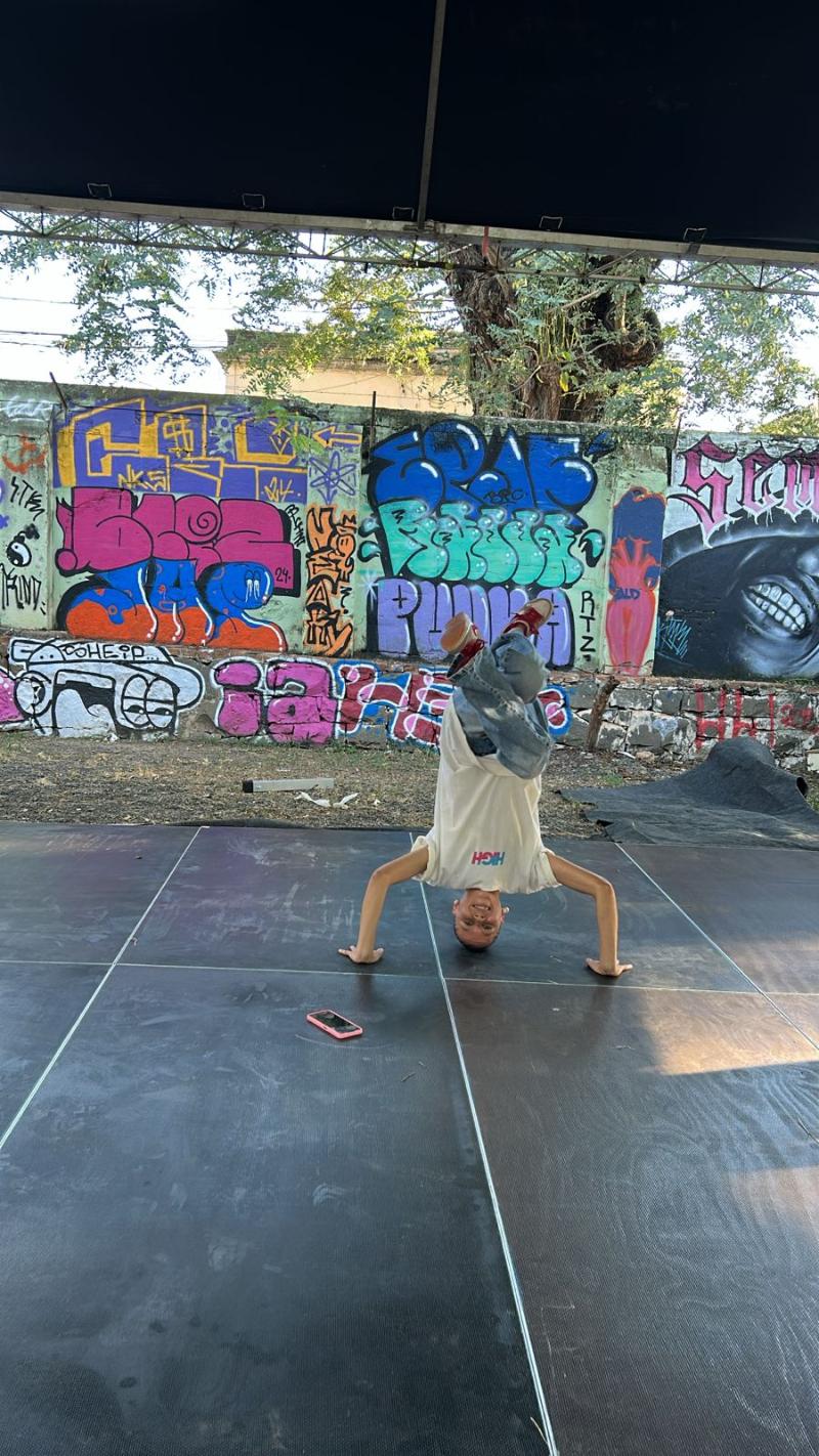 Junto com as atrações culturais, haverá brechó, feira de empreendedoras e coleta de doações de produtos de higiene e beleza para mulheres em situação de vulnerabilidade