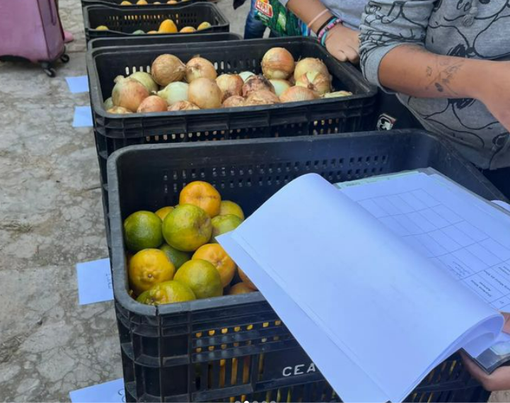 Voluntárias e contempladas pelo ISA atuam na distribuição dos alimentos 