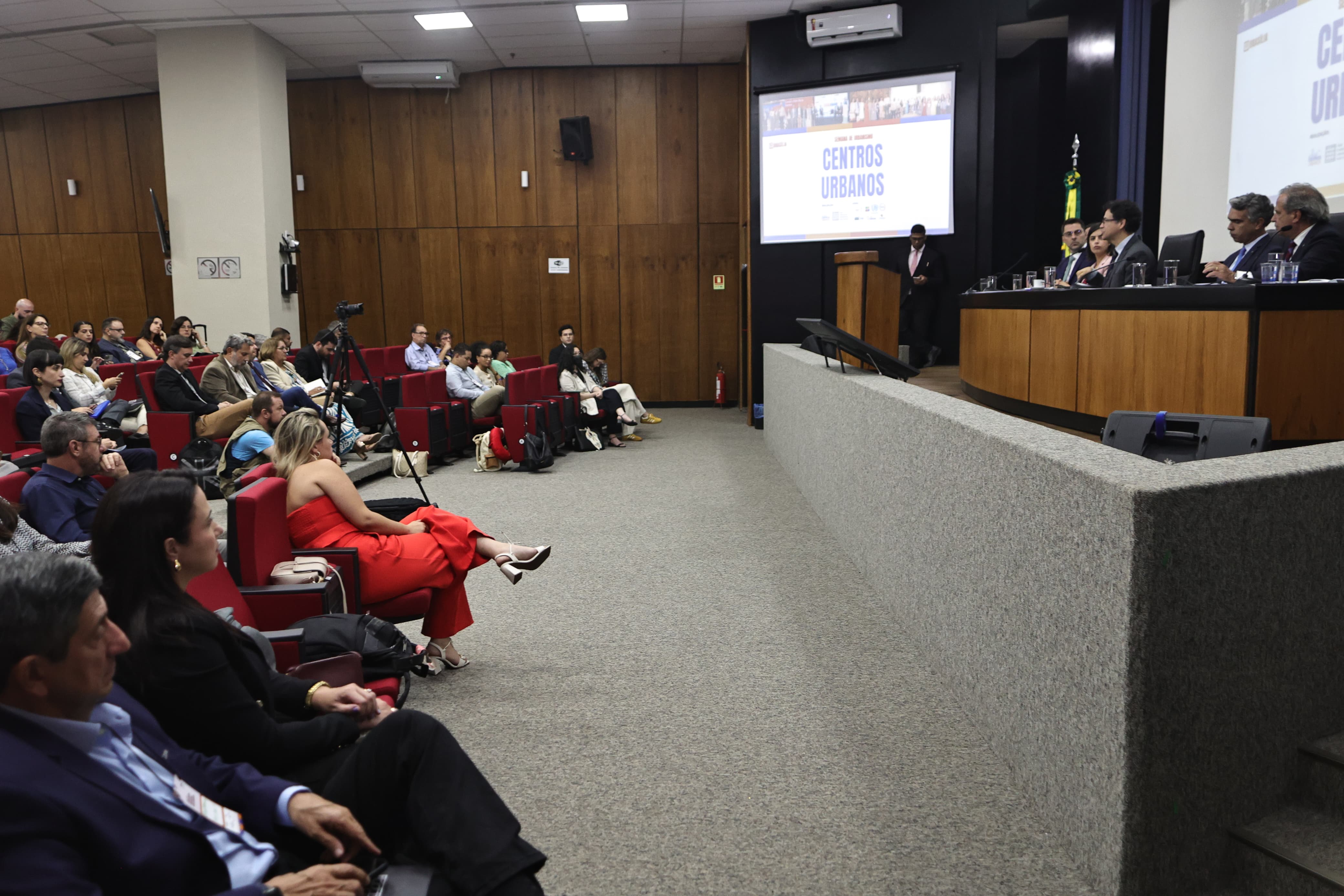 Secretária municipal de Urbanismo representou o prefeito no evento