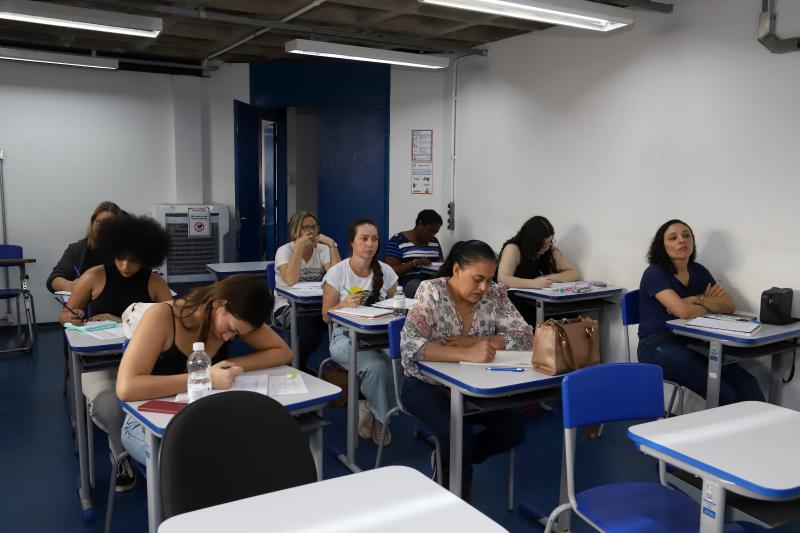 Na Unidade Centro do Ceprocamp, a quinta-feira começou com aulas para as novas turmas de Auxiliar Administrativo Básico e Auxiliar de Recursos Humanos Básico