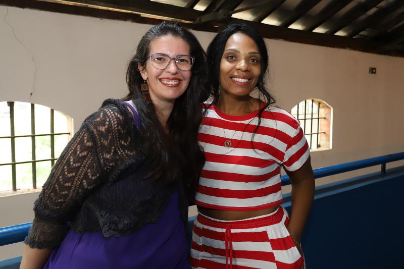 Andreza Silva (de blusa preta) e Edna de Paula (de vermelho) novas alunas do Ceprocamp no primeiro dia de aulas