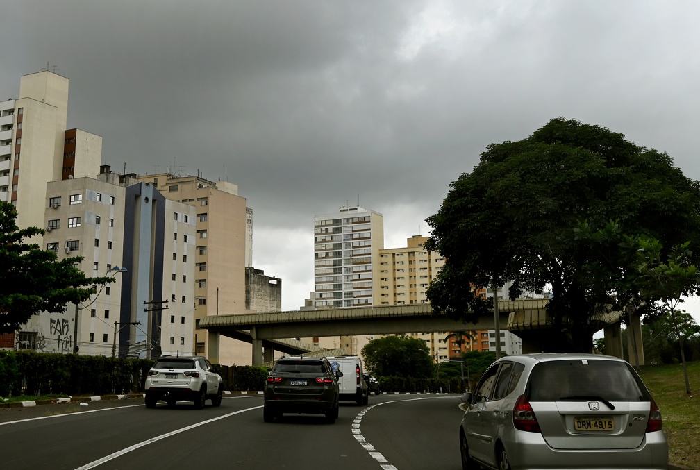 População deve respeitar avisos dos painéis digitais com alertas de risco e evitar pontos críticos para alagamentos na cidade