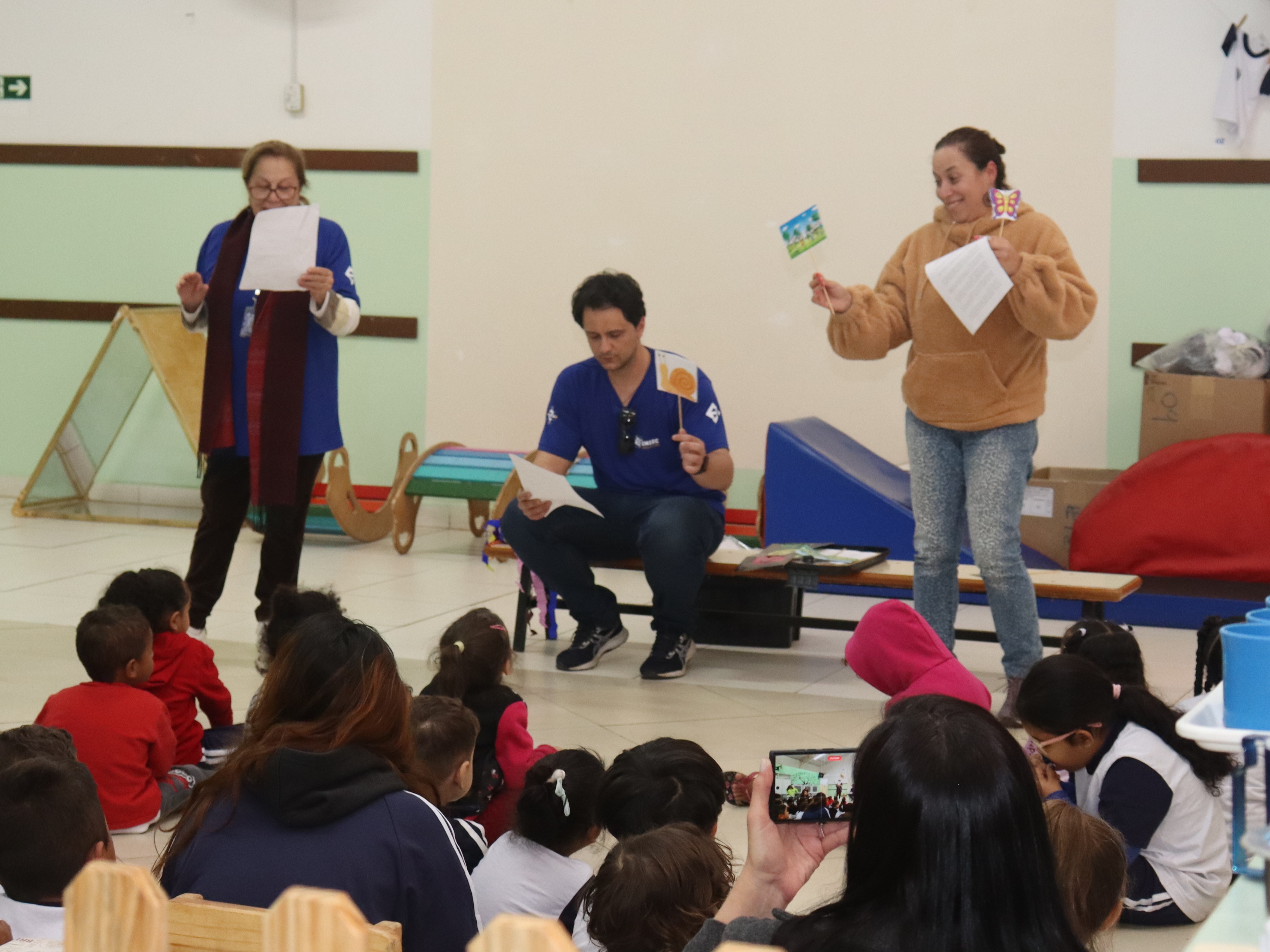 Equipes registram os desejos manifestados pelas crianças 