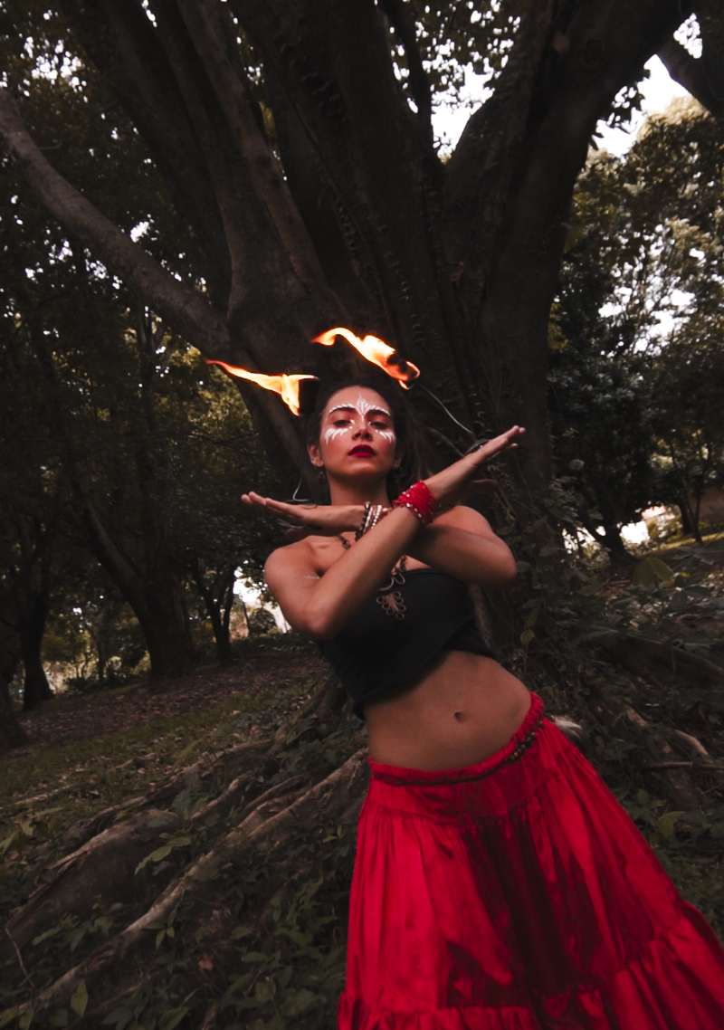 Referência à história das mulheres ancestrais que foram sacrificadas, julgadas e maltratadas