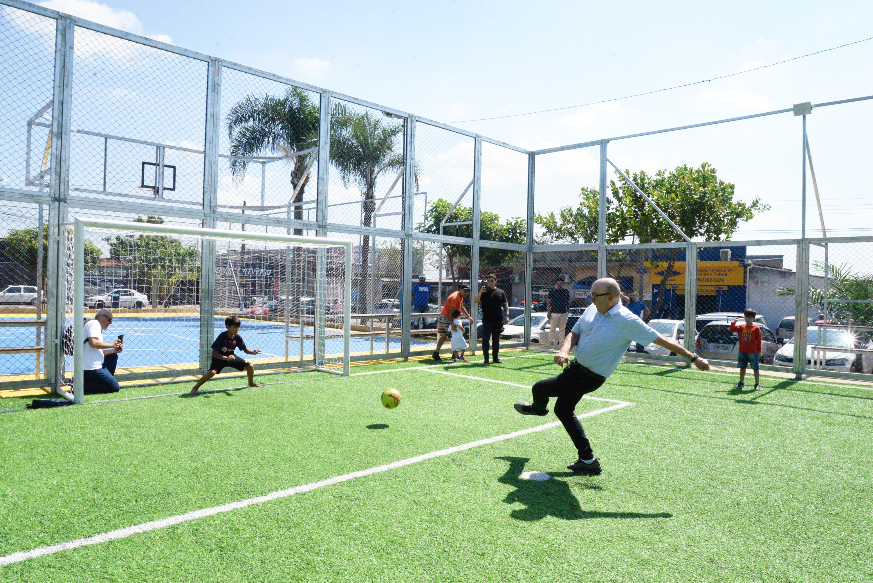 Prefeito joga bola com adolescentes 