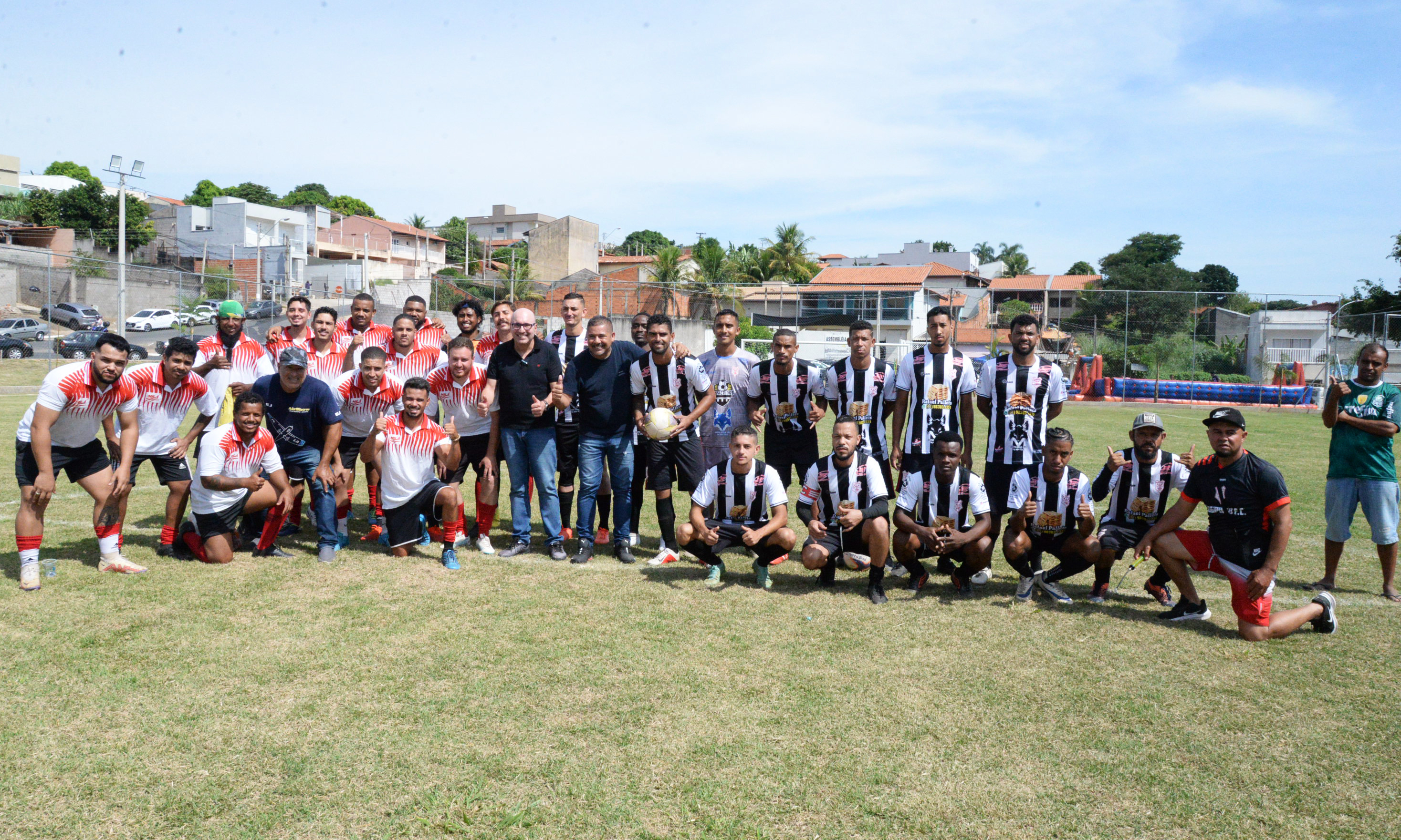 Sergipinho e Ousadia, dois times do bairro, antes da partida de inauguração do campo de futebol