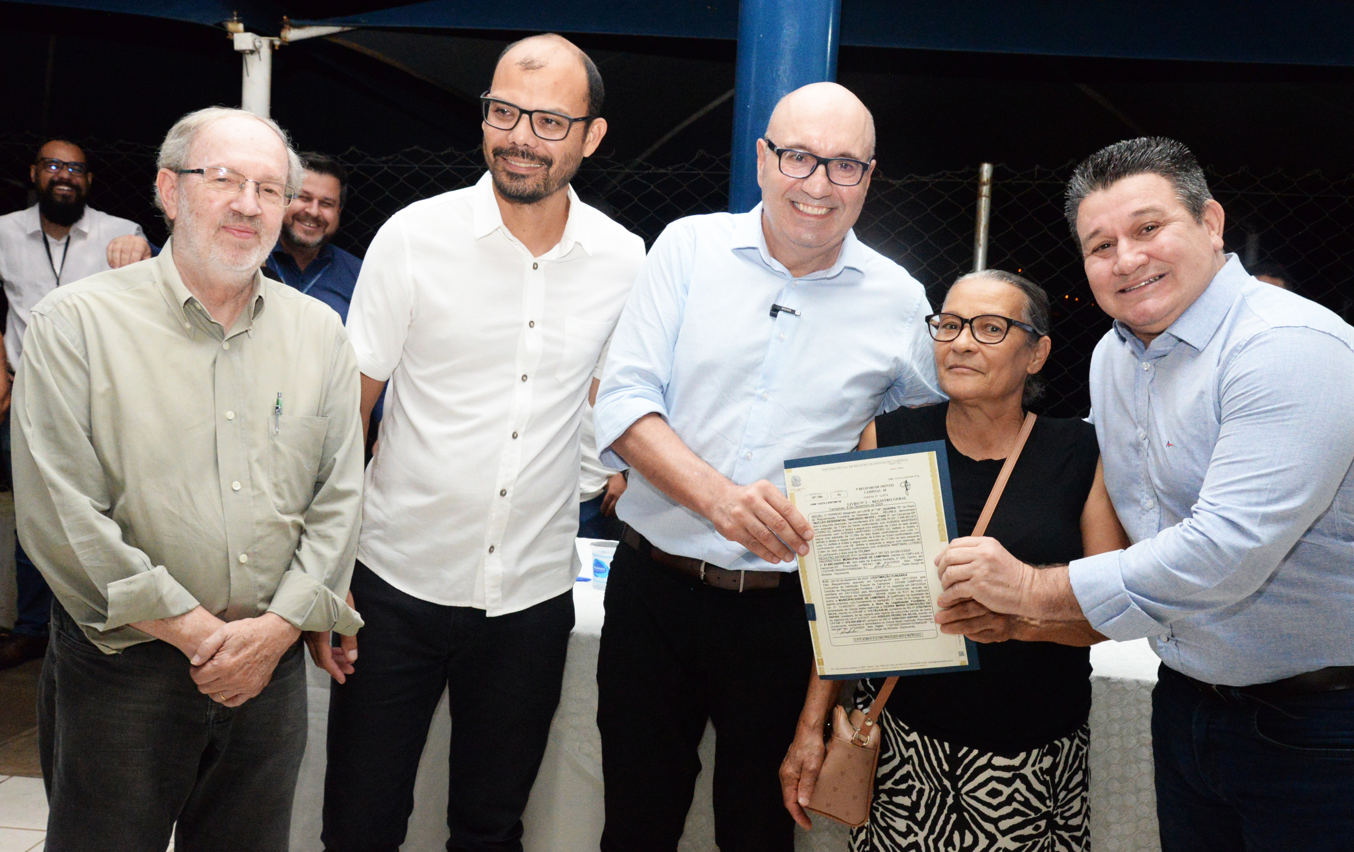 Prefeito entrega matrícula a moradora: regularização de maneira tão rápida e eficiente