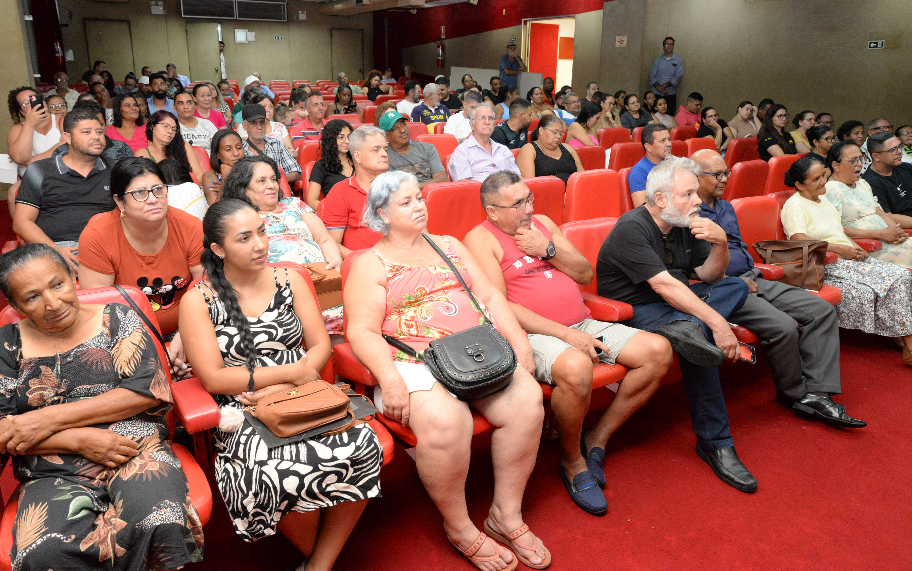 Cerimônia reuniu moradores das comunidades no Salão Vermelho da Prefeitura
