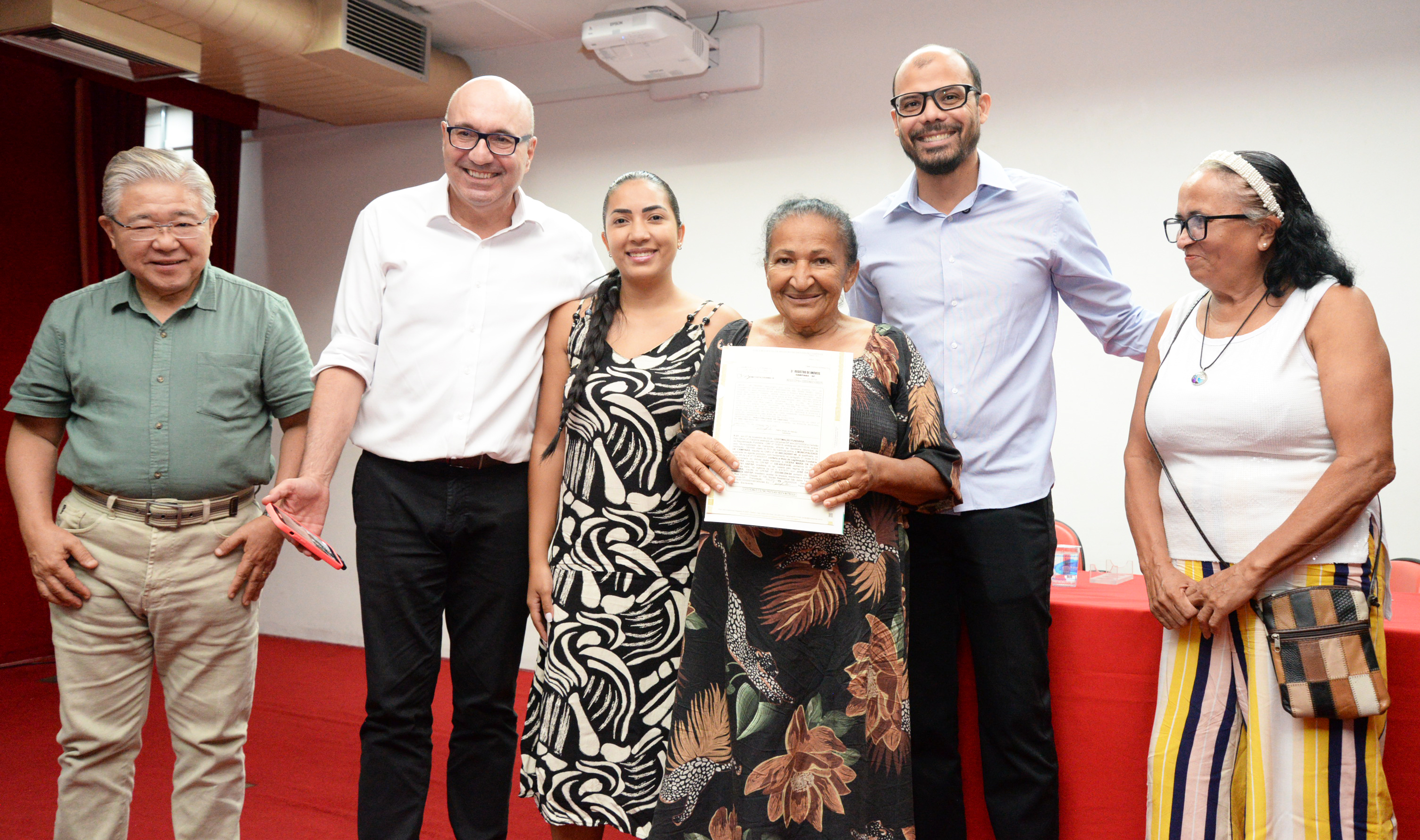 Prefeito entrega título de propriedade a moradora