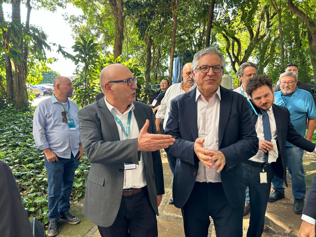 O prefeito Dário Saadi e o ministro Alexandre Padilha durante a chegada ao 1º Encontro Municipalista de Prefeitos e Prefeitas Eleitos no Estado de SP