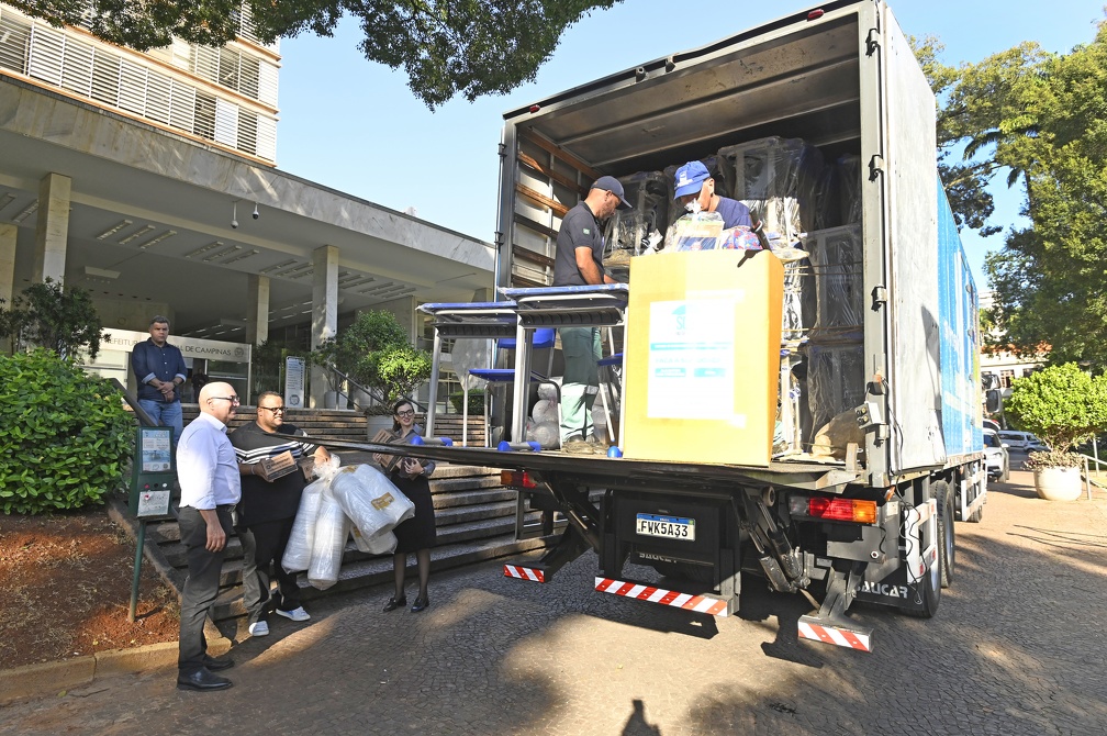 Prefeito Dário Saadi acompanhou a saída das doações nesta quarta-feira