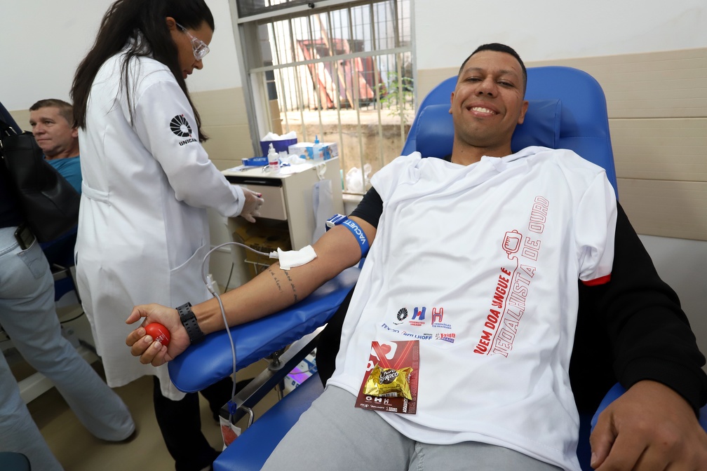 Voluntário doa sangue no banco do Hemocentro instalado no ambulatório do Hospital Mário Gatti