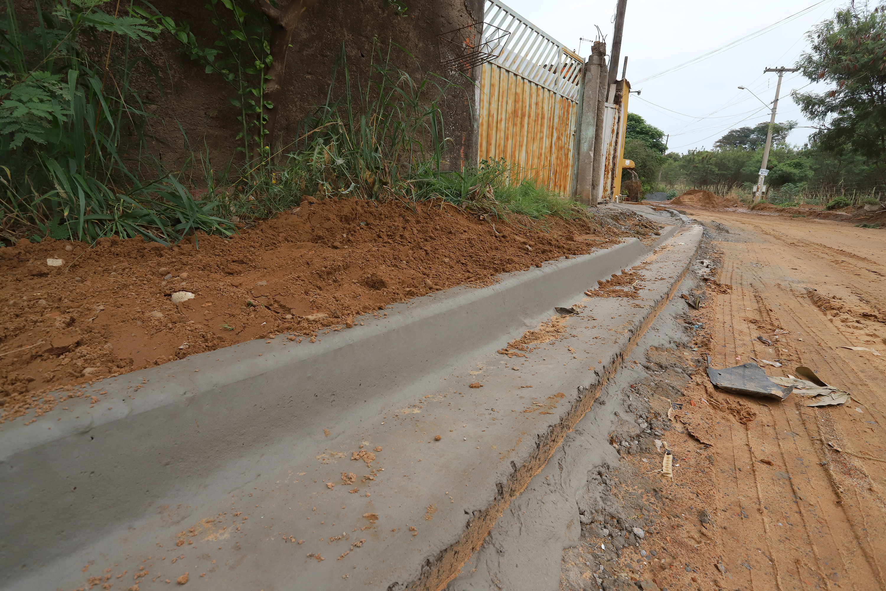 Estão sendo construídas a rede de drenagem de águas pluviais, guias, sarjetas e bocas de lobo