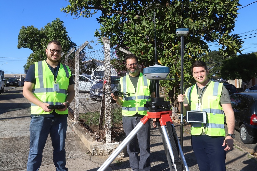 O uso de drone permite mapear terrenos acidentados e locais com acesso limitado por vias terrestres