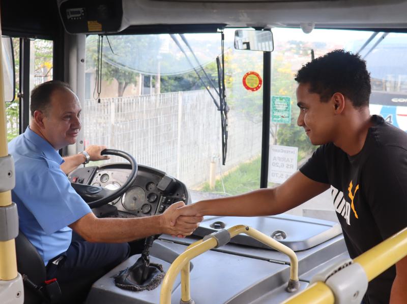 Divulgação/Emdec Com 18 anos de profissão e muitas histórias no trânsito, o motorista não esperava esse reconhecimento à categoria