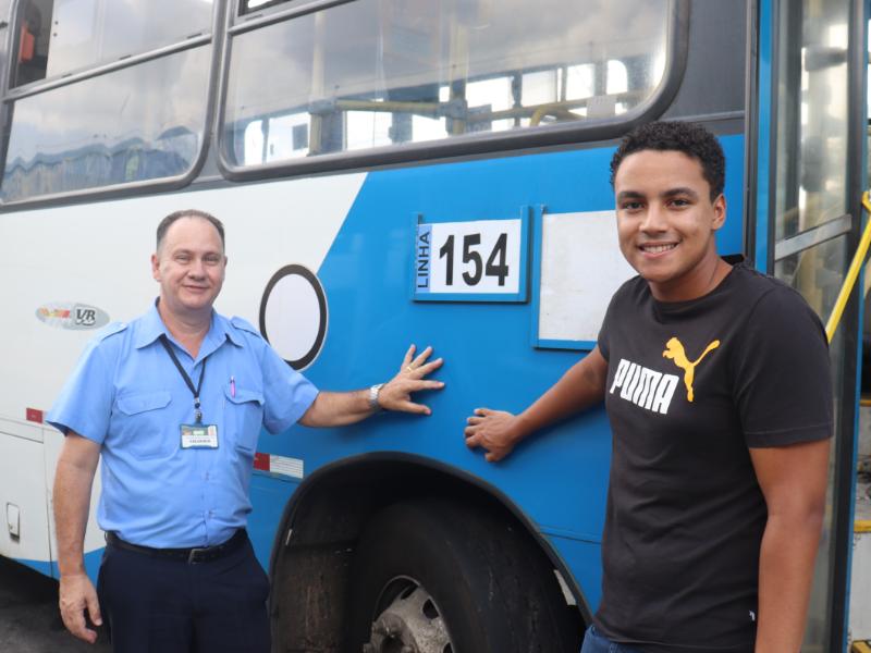 Divulgação/Emdec O motorista Valdemir José Bernardes e o estudante Matheus Gabriel: um dos ônibus diários era o da linha 154, no Jardim Santa Lucia para o Centro