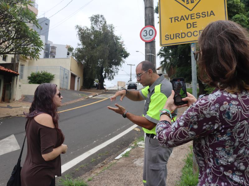 Tamara de Freitas, usuária do Cais, e o agente da mobilidade urbana Fábio da Matta conversam em Libras, durante gravação de conteúdo para as redes sociais da Emdec