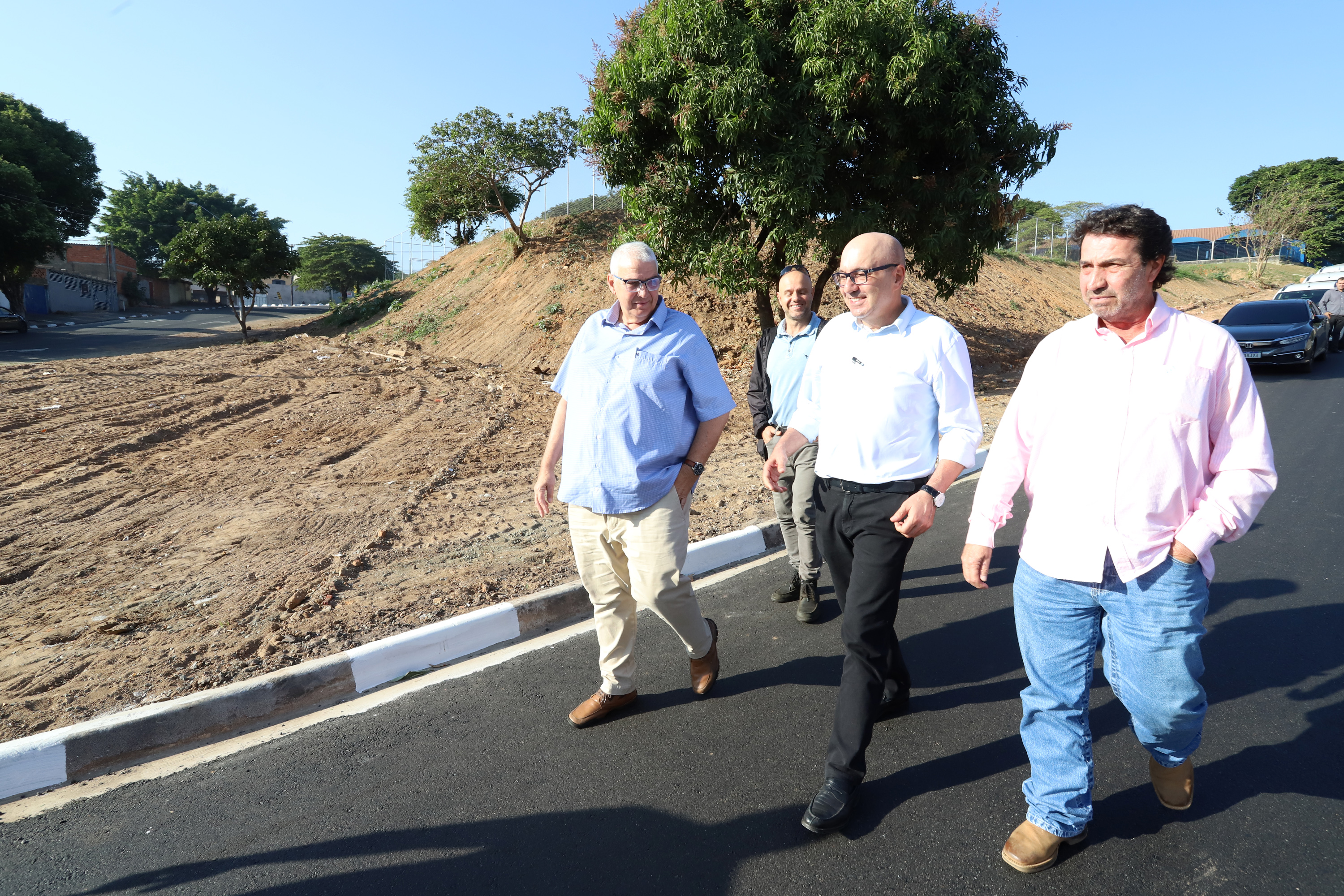 Em visita ao bairro, prefeito fez a entrega oficial do novo pavimento