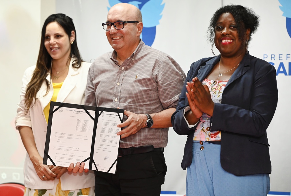 Prefeito sancionou as duas leis na tarde de hoje, durante cerimônia no Salão Vermelho