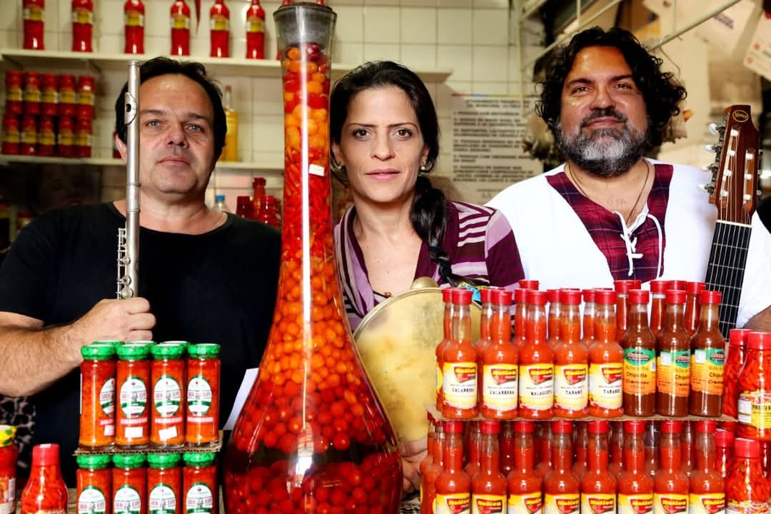 Trio instrumental Espaia Brasa homenageia mestres como Pixinguinha, Benedito Lacerda e Chiquinha Gonzaga com uma formação que reúne Tatiana Ubinha (pandeiro), Leandro Porfírio (flauta transversal) e Adriano Dias (violão de 7 cordas)