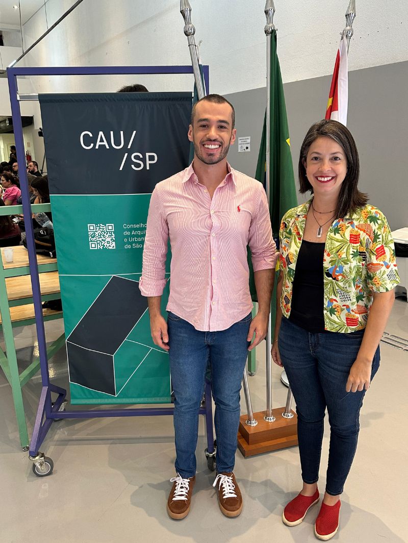 O diretor de Regularização Fundiária da Sehab, Lucas Bonora, com a presidente do CAU-SP, Camila Moreno de Camargo