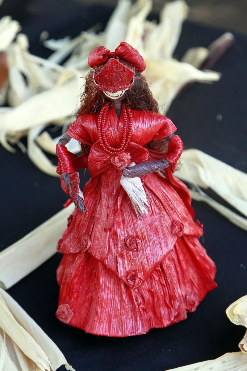 Além de santidades da Igreja Católica, a artesã também faz bonecos que representam orixás