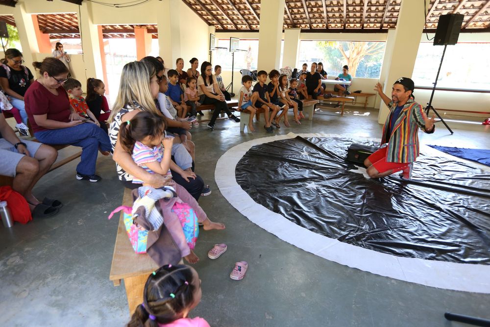 Adriano Rosa Programação reúne contação de histórias e apresentações teatrais