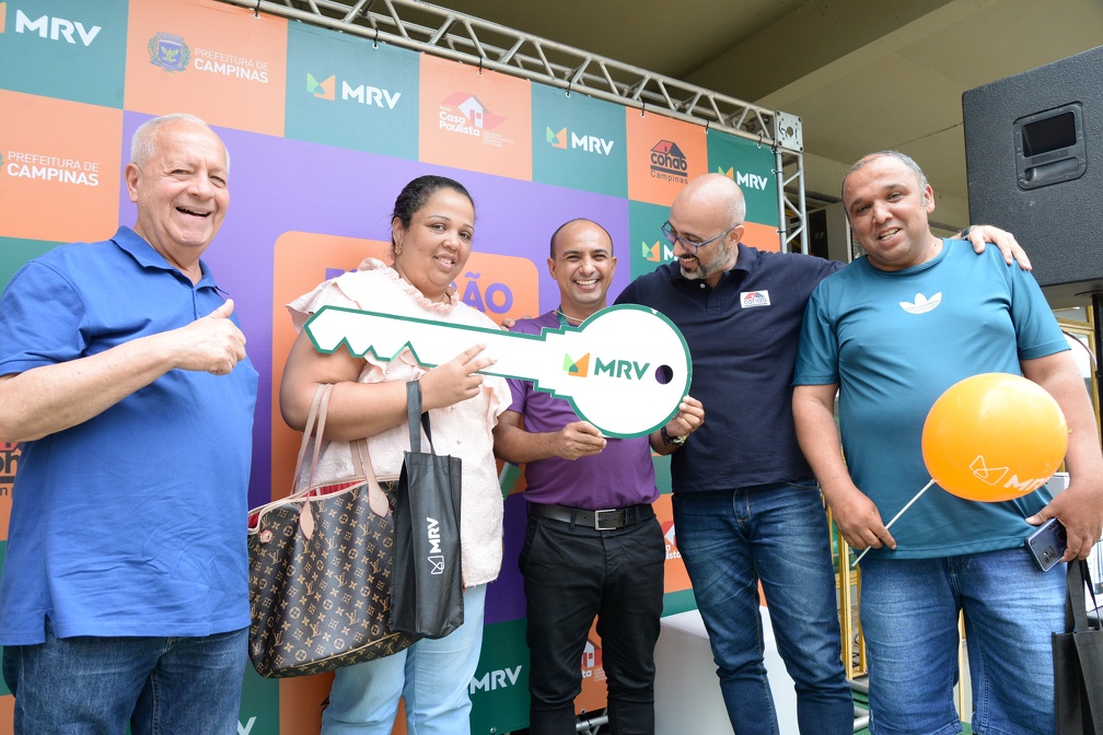 Arly de Lara Romeo durante entrega simbólica da chave para moradores