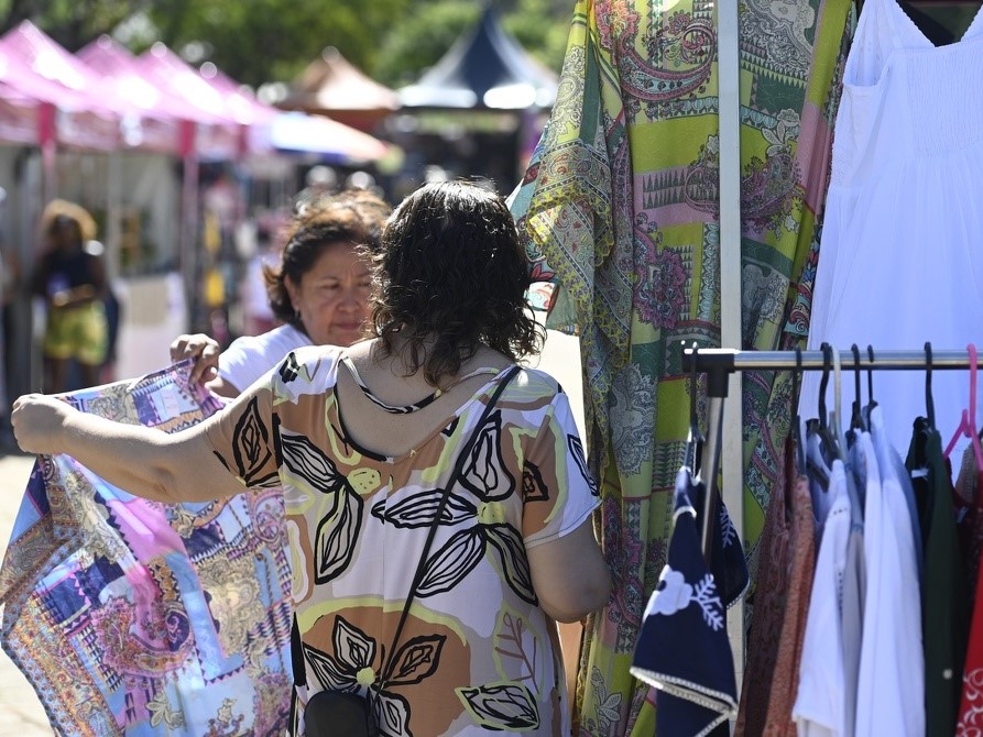 Evento acontece das 17h às 22h, com cerca de 20 estandes de artesanato e gastronomia, entre outros