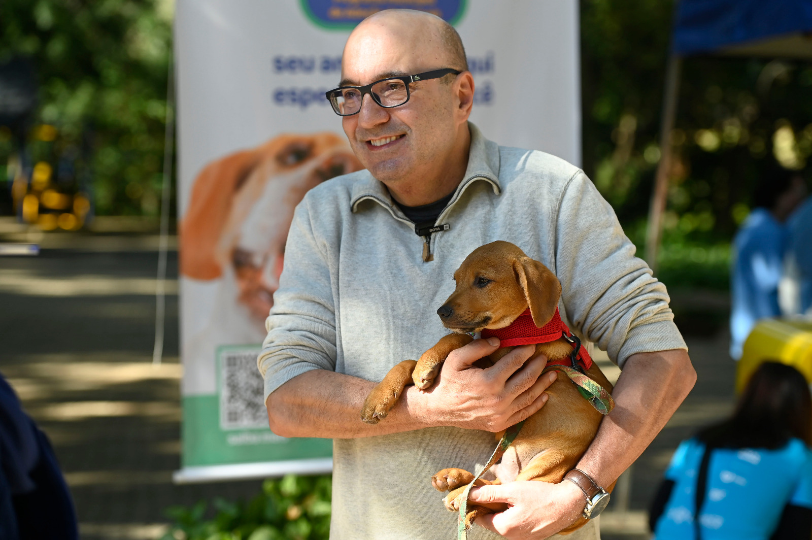 O prefeito Dário Saadi apresenta o novo mascote do DPBEA, Paçoca