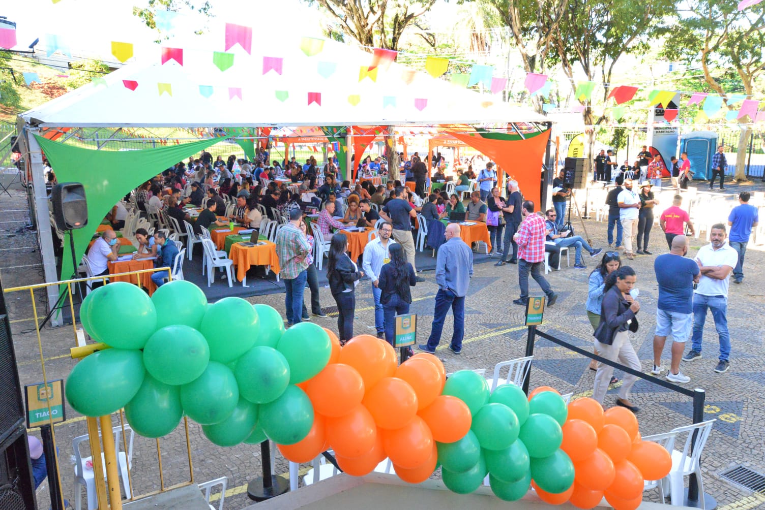 Mais de 380 pessoas visitaram os stands até meio-dia