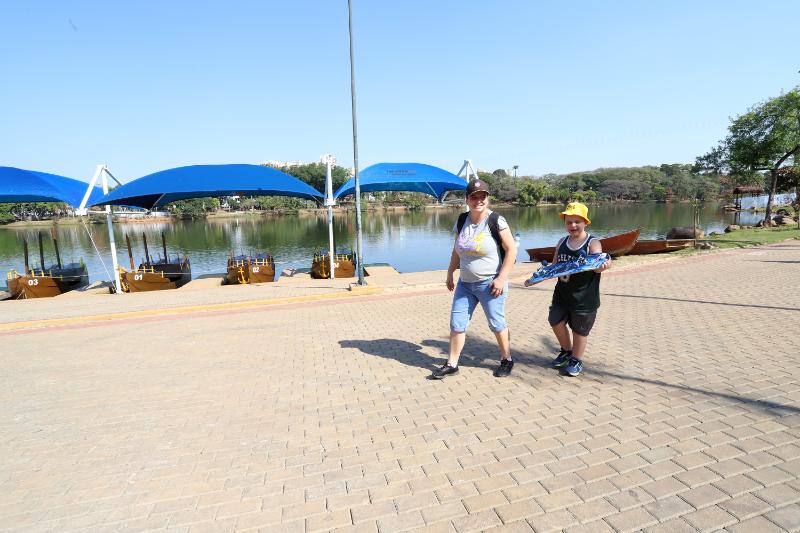 Letícia Duarte, de Paulínia, leva o filho Miguel para andar de skate no parque