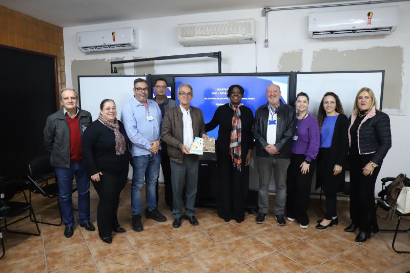 Divulgação/Prefeitura de Mogi Mirim Secretária Eliane Jocelaine Pereira entre o prefeito Paulo de Oliveira e Silva, de Mogi Mirim. e o secretário Antônio Cláudio da Rocha Salgado, e equipe da cidade