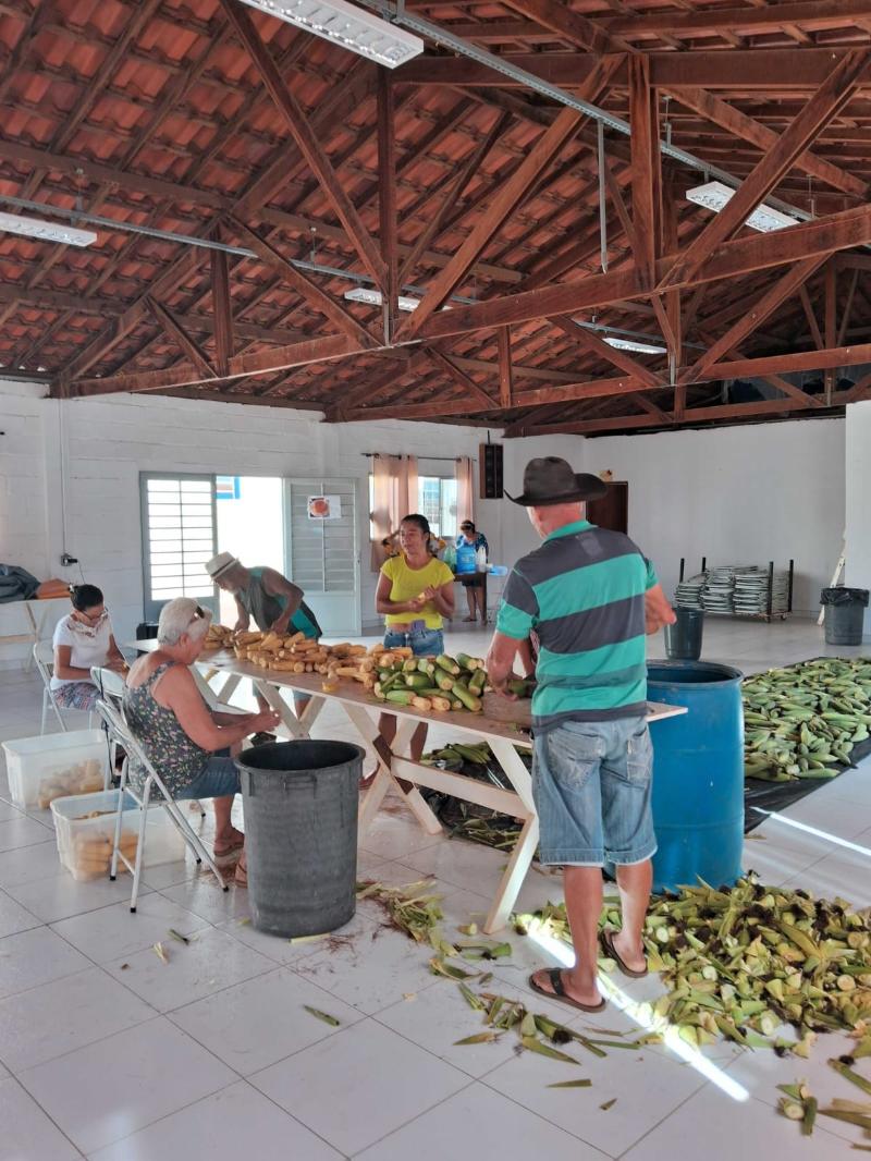 Voluntários trabalham na preparação das delícias de milho verde